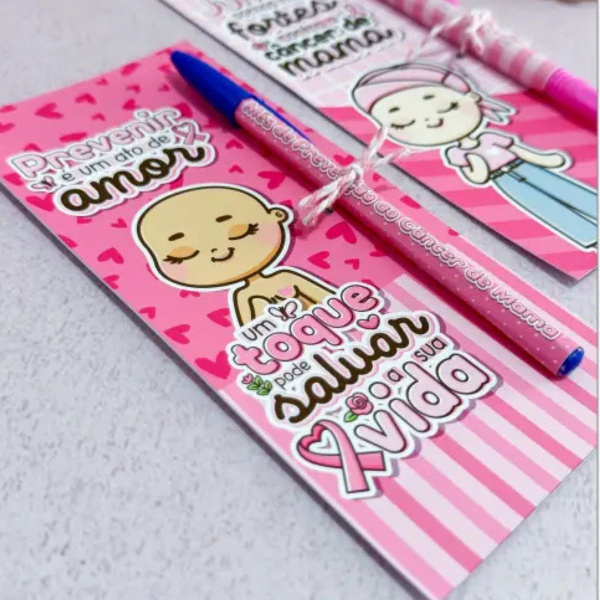 Kit com 50 Canetas + Card Outubro Rosa